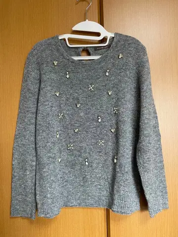 비쥬 장식 그레이 긴팔 니트 스웨터