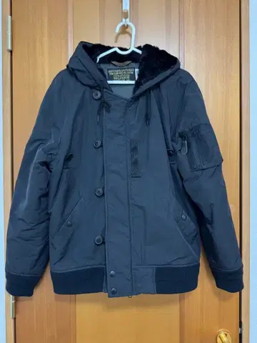 블랙 후드 부착 다운 자켓