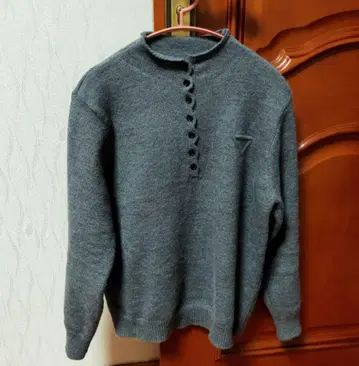 그레이 버튼 하이넥 니트 스웨터