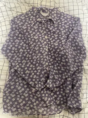 보라색 꽃무늬 긴팔 셔츠