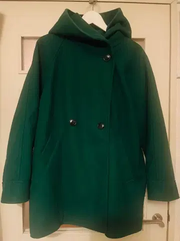 후드 부착 그린 컬러 더블 버튼 코트