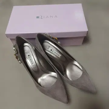 DIANA 그레이 하이힐 비쥬 장식