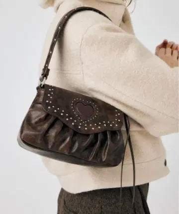 HEART GATHER STUDS 백