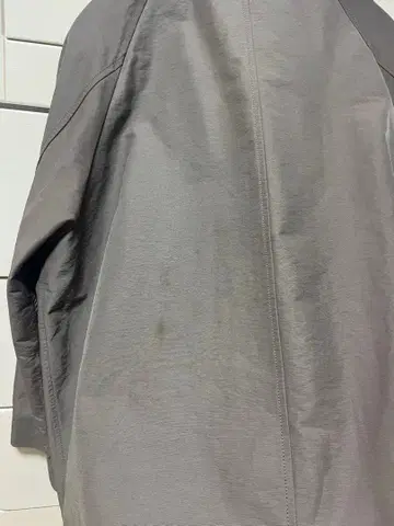 hiro 님 그레이 나일론 자켓 얼룩 있음