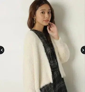 저스길리티 미사용 새상품 퍼지 토퍼 가디건 오프화이트