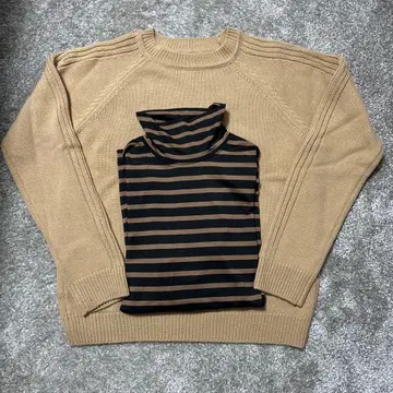 모카산 준코 시마다 베이지 니트 스웨터와 스트라이프 터틀넥 세트