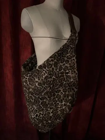 재규어 패턴 빅 숄더백