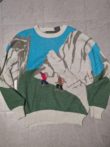 등산객 자수 니트 스웨터