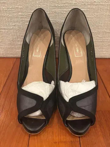 블랙 오픈토 하이힐