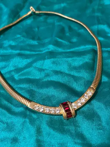 골드 목걸이 빨간색과 클리어 스톤