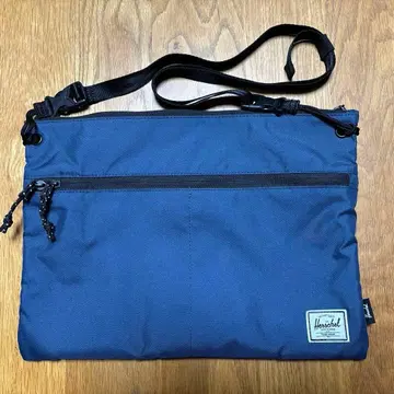 HERSCHEL SUPPLY CO. 네이비 숄더백