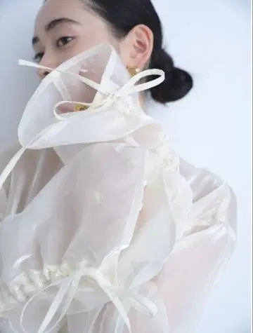 AIC. 아이시 오간자 셔링 블라우스 아이보리