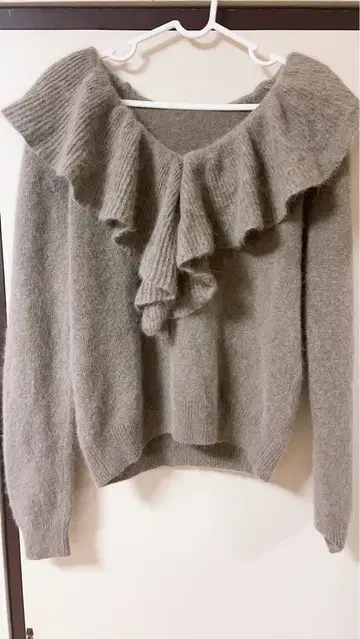 프릴 달린 오프숄더 긴팔 니트