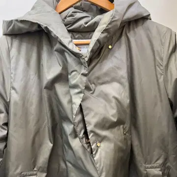 NATURAL BEAUTY BASIC 후드 부착 다운 자켓 그레이