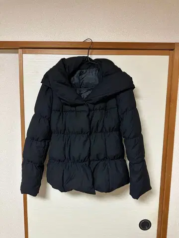 후드 부착 블랙 다운 자켓