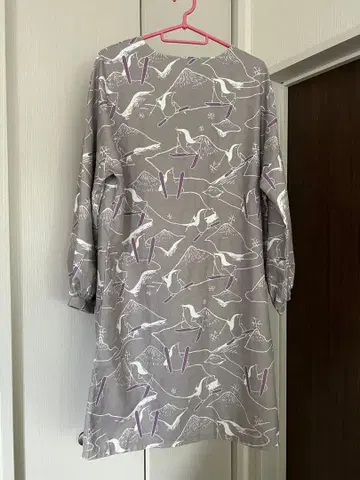 펭귄이 스키를 타고 있는 귀여운 패턴의 긴팔 원피스