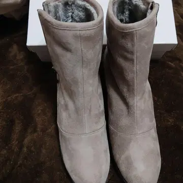 세븐틴엘르서티 베이지 스웨이드 어그 부츠