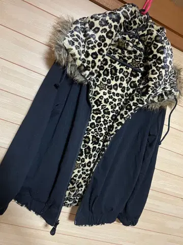 퍼 달린 레오파드 무늬 리버서블 모즈 코트