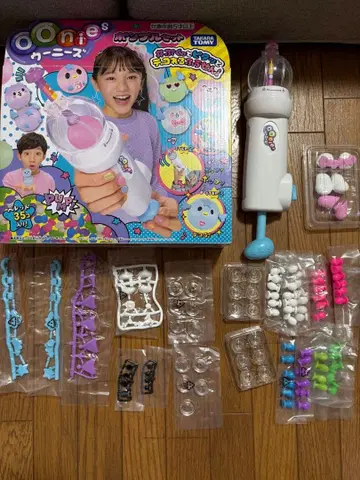 우니즈 본체와 레트 다수