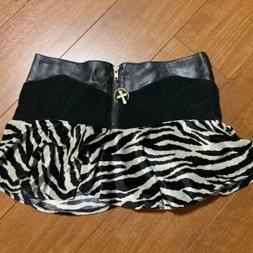 d.i.a. 제브라 패턴 플레어 스커트