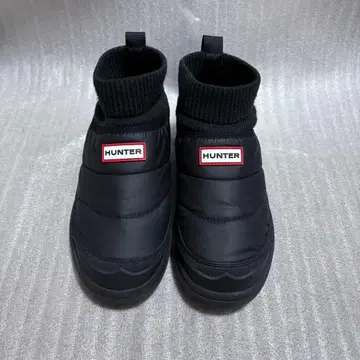 HUNTER 인/아웃 퍼 니트 커프 부츠 블랙