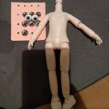 커스텀 인형 바디와 눈 부품