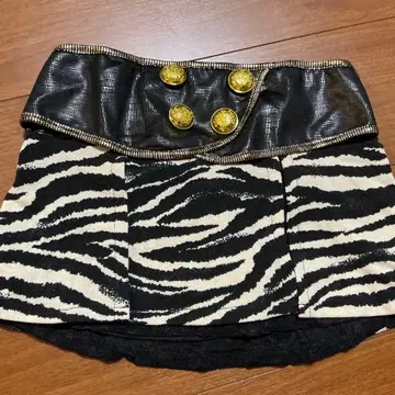 d.i.a. 제브라 패턴 미니 스커트 골드 컬러 버튼 포함