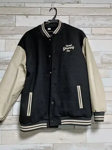 PEAK 바시티 자켓 블랙과 베이지