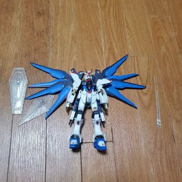 100분의 1 HG 스트라이크 프리덤 건담