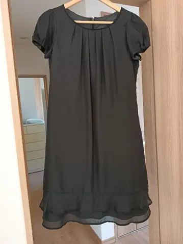 블랙 무릎 기장 원피스와 그레이 자켓 세트