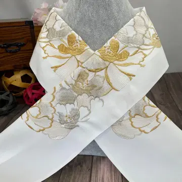 크게 디자인된 모란이 멋스러운 자수 장식용 깃 일본제 새상품