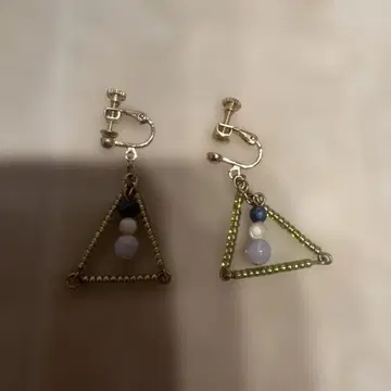 비즈 장식의 삼각형 귀걸이
