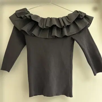 다크 그레이 프릴 오프숄더 긴팔