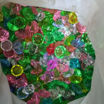 컬러풀한 플라스틱 보석 약 100개