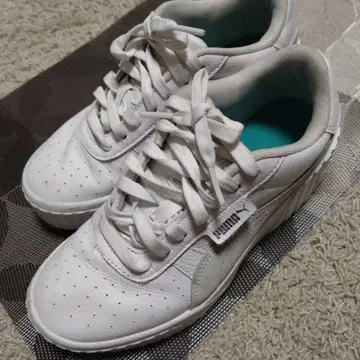 PUMA 화이트 통굽 스니커즈