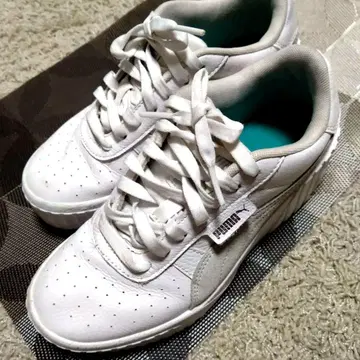 PUMA 화이트 통굽 스니커즈