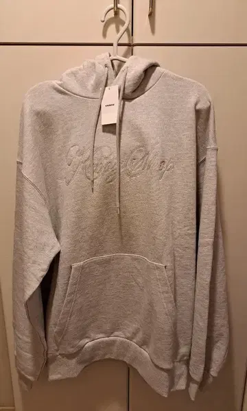 KEBOZ 그레이 자수 로고 후드 부착 후드티