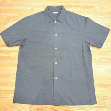 그레이 버튼 다운 반팔 셔츠