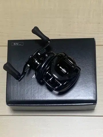 다이와 스티즈 SV TW 100H (오른쪽) 새상품