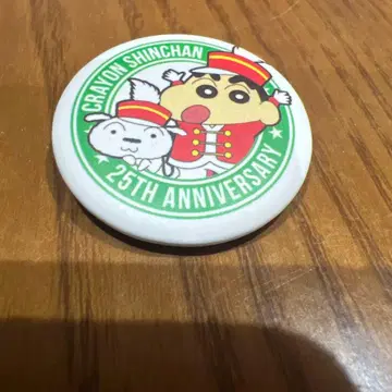 짱구는 못말려(크레용 신짱) 25주년 기념 핀 배지
