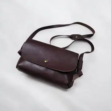 다크 브라운 가죽 숄더백