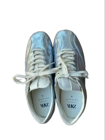 [ 38/24.5cm ] ZARA 메탈릭 이펙트 스니커즈 실버