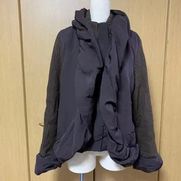 다 다크 브라운 계열 프릴 부착 자켓