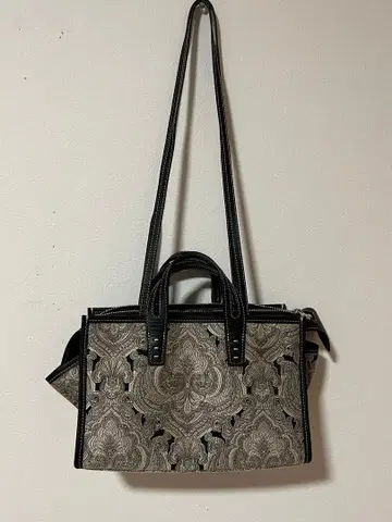 이번 시즌 신상 새상품급 A vacation SABRINA 숄더백