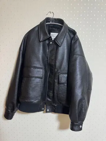 블랙 레더 재킷 박스 실루엣