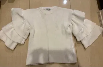 OBLI 화이트 프릴 슬리브 니트