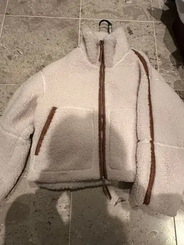 크림색 플리스 자켓