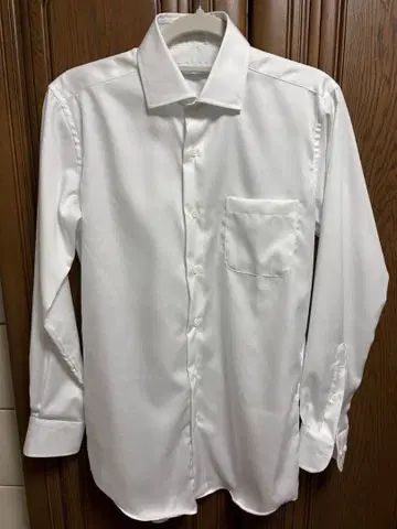 화이트 긴팔 셔츠 포켓 부착