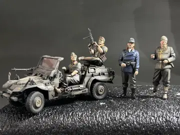 1/35 지온 공국군 사이클롭스 부대 4체와 차량 도색 완료품