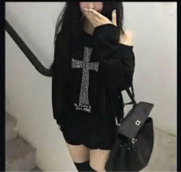 크로스 프린트 오프숄더 맨투맨 블랙